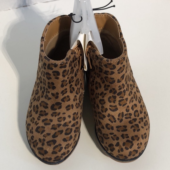 Toddler Girl’s Cheetah Print Booties - Picture 2 of 7